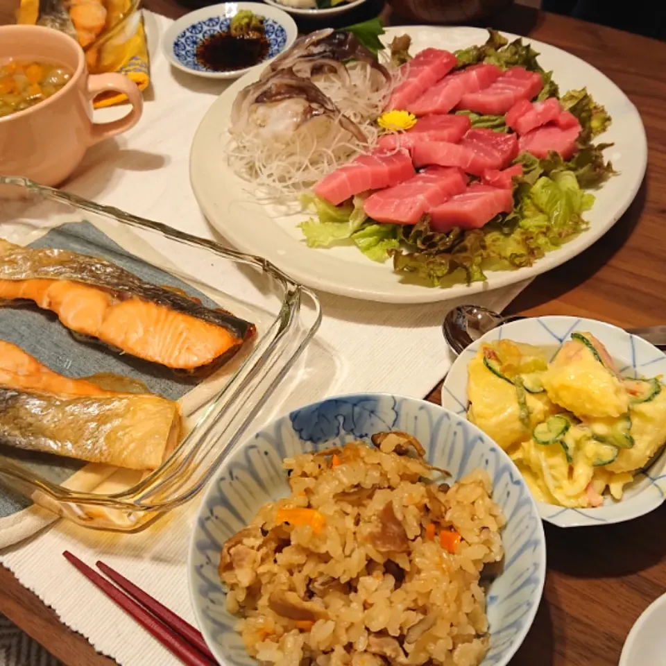 豚肉の炊き込みご飯
秋鮭の塩焼き
本マグロとトリ貝の刺し身
ポテトサラダ
かぶときゅうりのサラダ
セロリのスープ|oneiさん