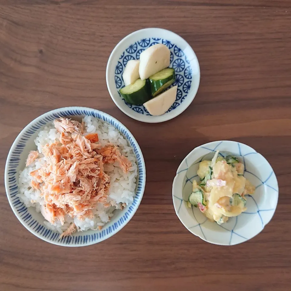 Snapdishの料理写真:鮭ご飯
ポテトサラダ
かぶときゅうりの酢の物|oneiさん