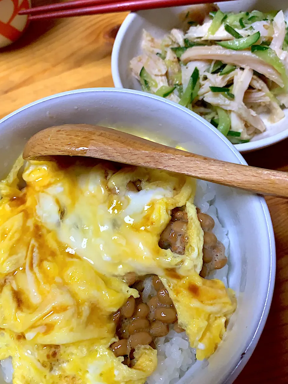 Snapdishの料理写真:たまご納豆丼、サラダチキンときゅうりのサラダ|kaaaaaさん