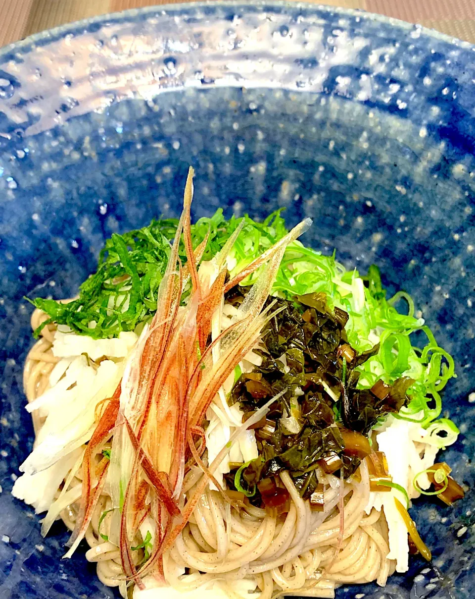 Snapdishの料理写真:山形のこんにゃく蕎麦、わさびの葉の醤油漬けと共に。|milanmilanさん