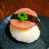 Snapdishの料理写真:ボローニャソーセージのおにぎり🍙|sunnyさん