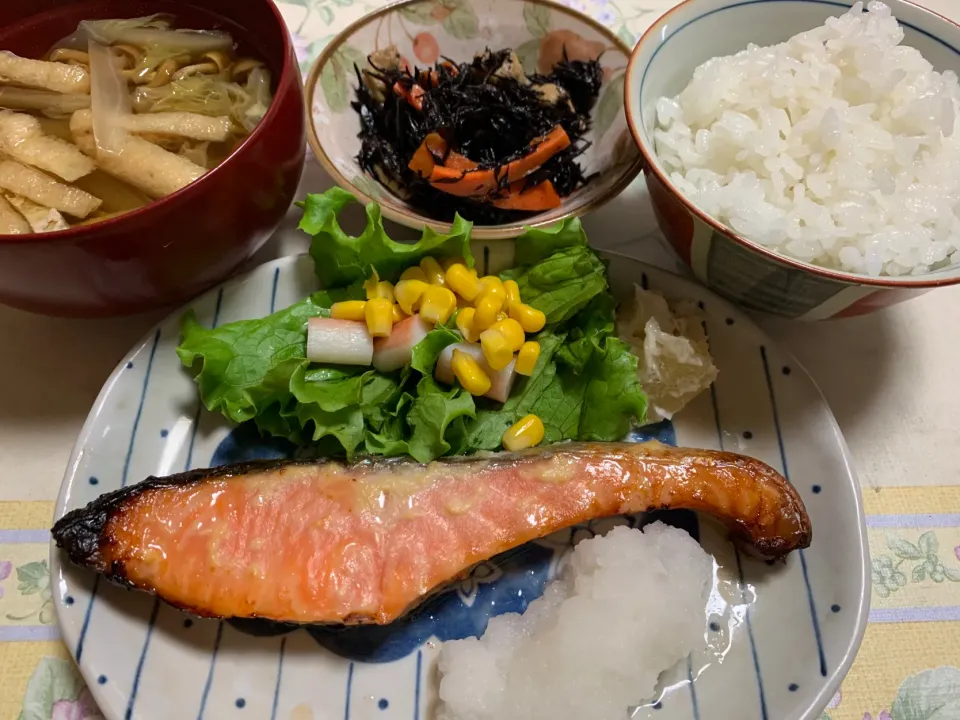 Snapdishの料理写真:朝ごはん、鮭塩麹漬け、ヒジキ|Isimura Hidekiさん