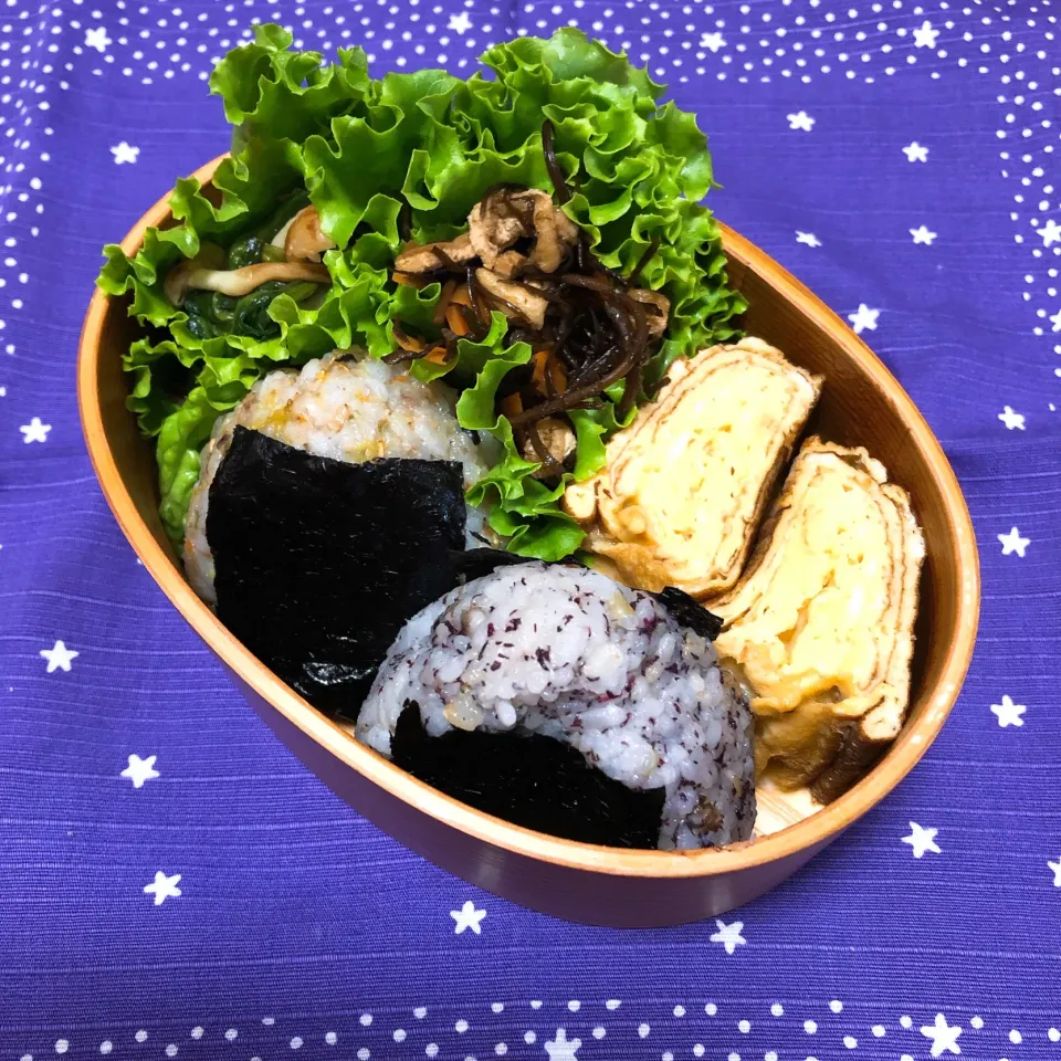 Snapdishの料理写真:2020/10/6
おにぎり🍙（野菜のふりかけ、ゆかり）
だし巻き卵
ひじき煮
ほうれん草としめじのバター炒め|aichanさん