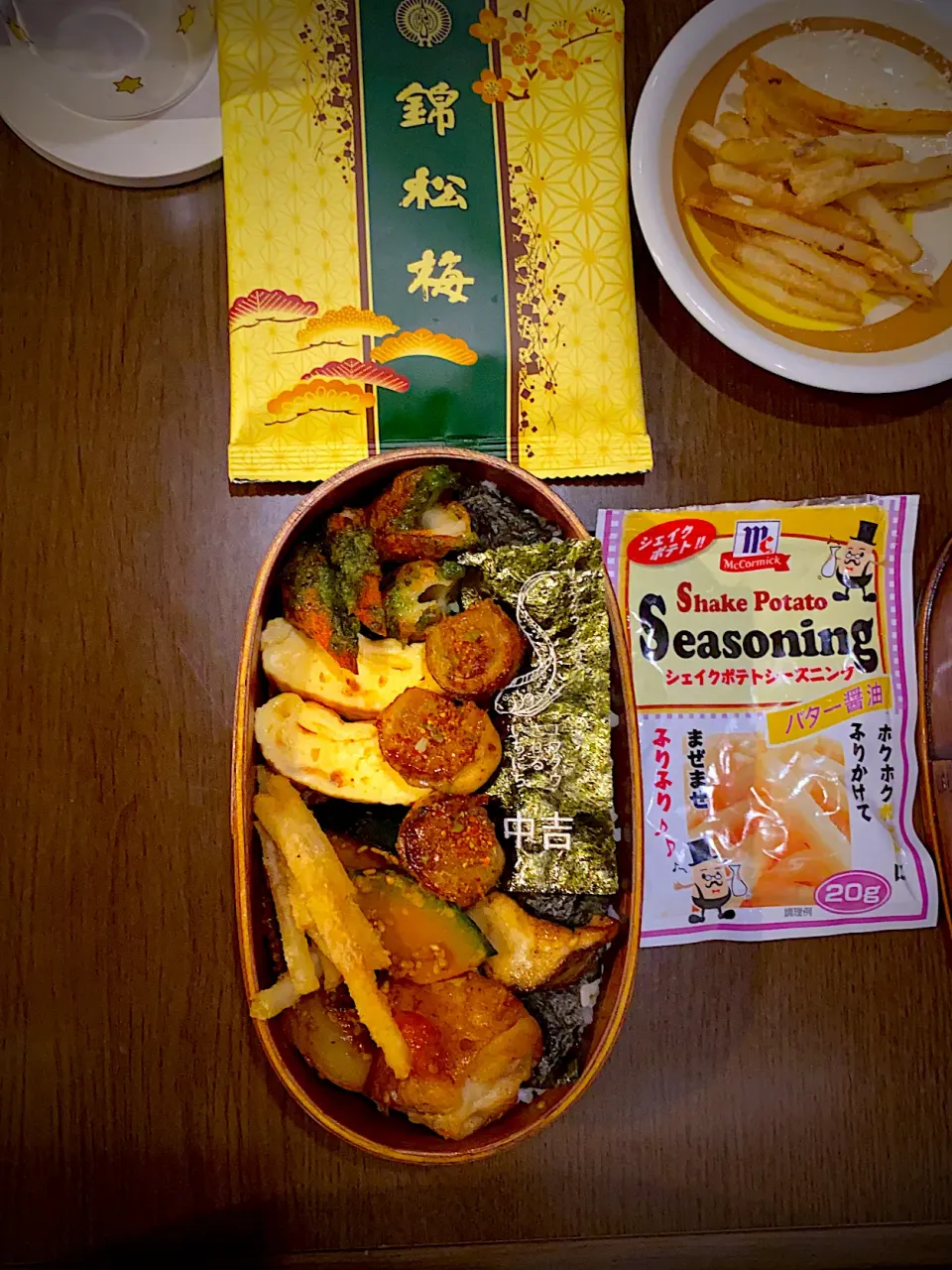 お弁当🍱　海苔弁　錦松梅　焼き海苔　カニかまと竹輪の磯辺揚げ　干し海老の出し巻き卵　帆立ロースト　七味唐辛子　エリンギソテー　フレンチフライ　ポテトシーズニングバター醤油味　蒟蒻とかぼちゃの煮物白胡麻まぶし　ローストチキン|ch＊K*∀o(^^*)♪さん