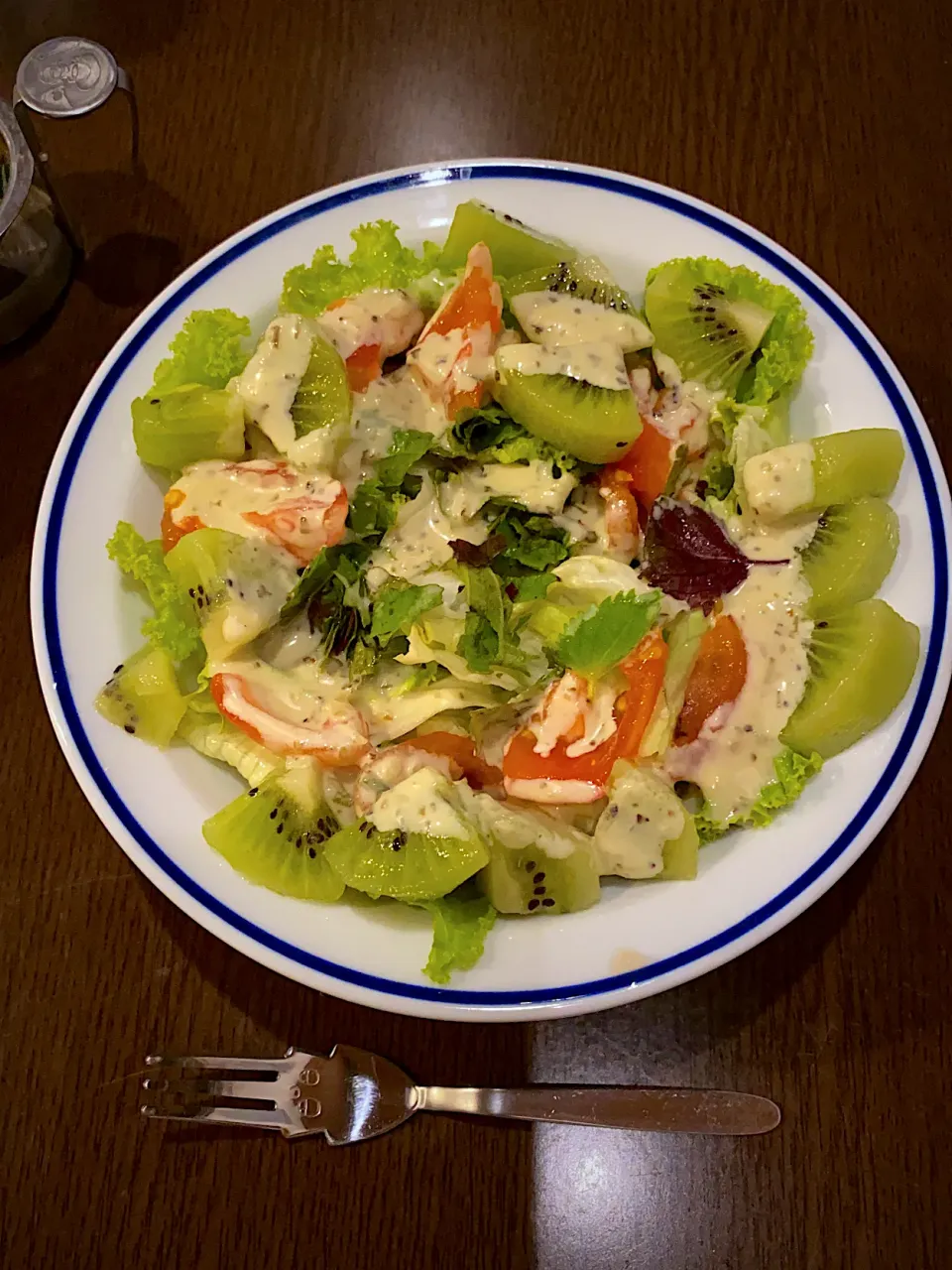 レタスと赤と青紫蘇　キウイのサラダ🥗🥝🥬🍅　バジルチーズドレッシングがけ🧀🍃|ch＊K*∀o(^^*)♪さん