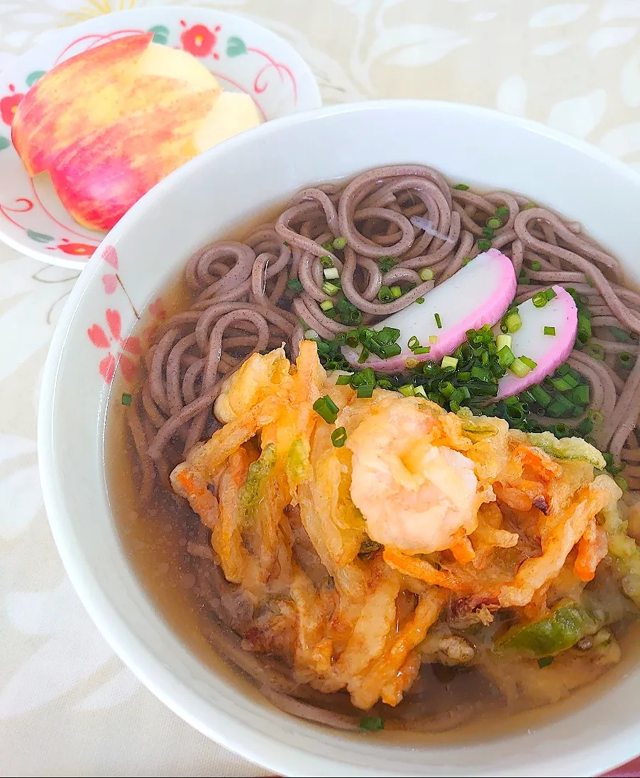 お昼は かき揚げ蕎麦
相方はかき揚げうどん|🍒ふみりん🍒さん