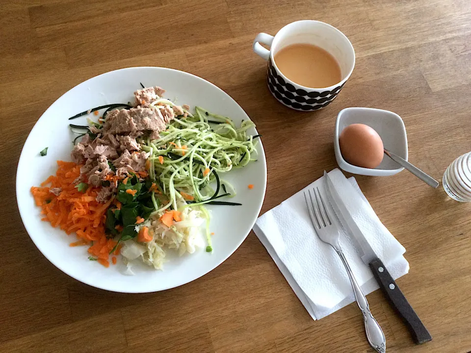 Cukini “zoodles” ar zaļumu pesto, tuncis savā sulā, mīksti vārīta ola (3 min., 40 sek.), skābēti kāposti, rīvēts burkāns.|Rita20さん