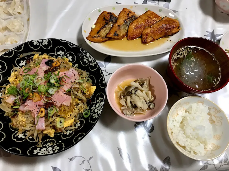 鮭料理、もやしベーコン、春雨スープ|りっぺさん