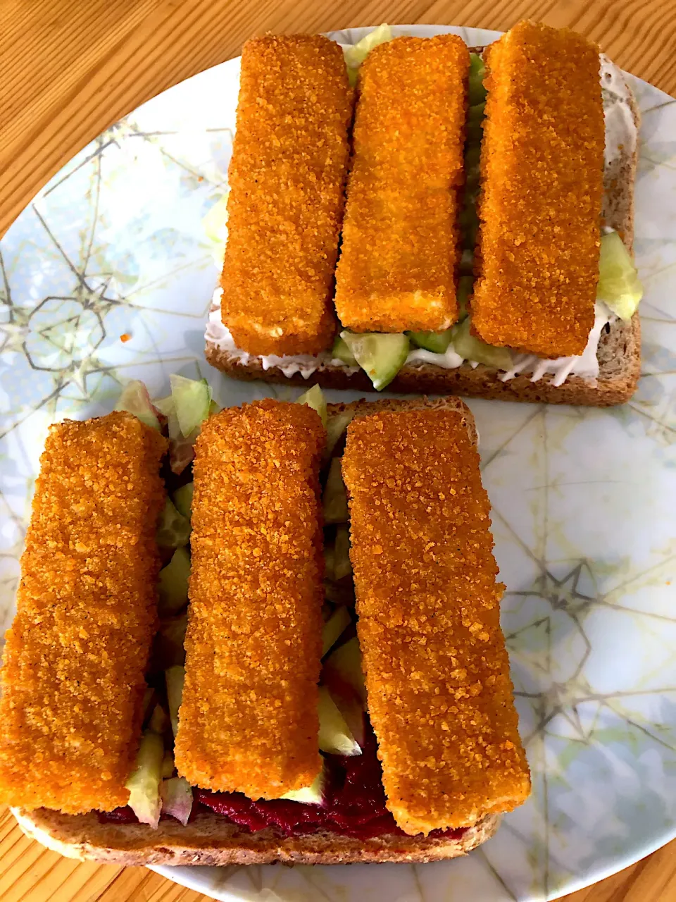 Vegan fish sticks sandwich with veganaise and beetroot|MissYumYumさん