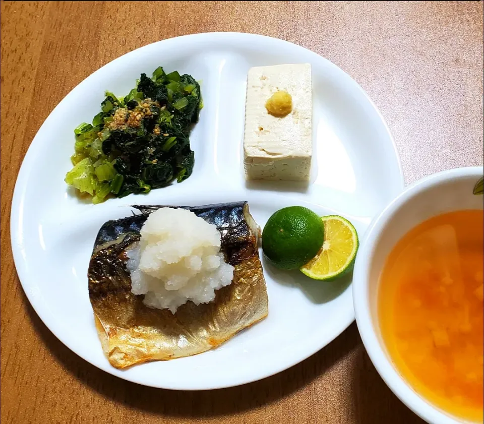 Snapdishの料理写真:塩鯖の焼いたのに大根おろしのせ、すだちで
くたくたに煮て、みじん切りにした小松菜のお浸し
豆腐
限りなく細かく刻んだ赤万願寺としいたけの味噌汁|ナナさん