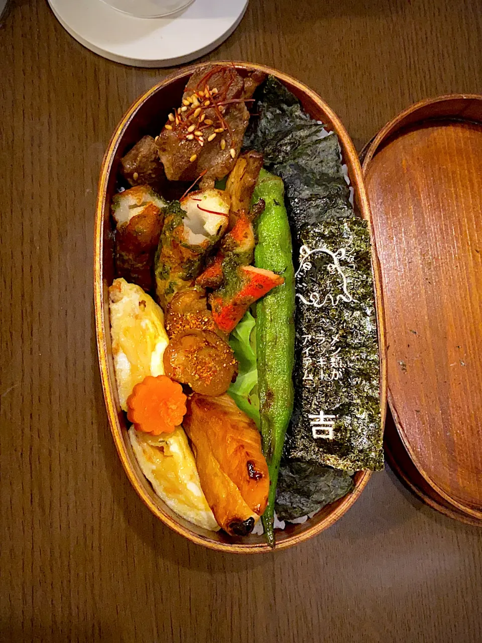 お弁当🍱　ビーフステーキ　ガーリックソース　白胡麻　糸唐辛子　エリンギとオクラロースト　カニかまと竹輪の磯辺揚げ　帆立ロースト　七味唐辛子　焼き鮭　干し海老の出し巻き卵　花形人参甘煮|ch＊K*∀o(^^*)♪さん