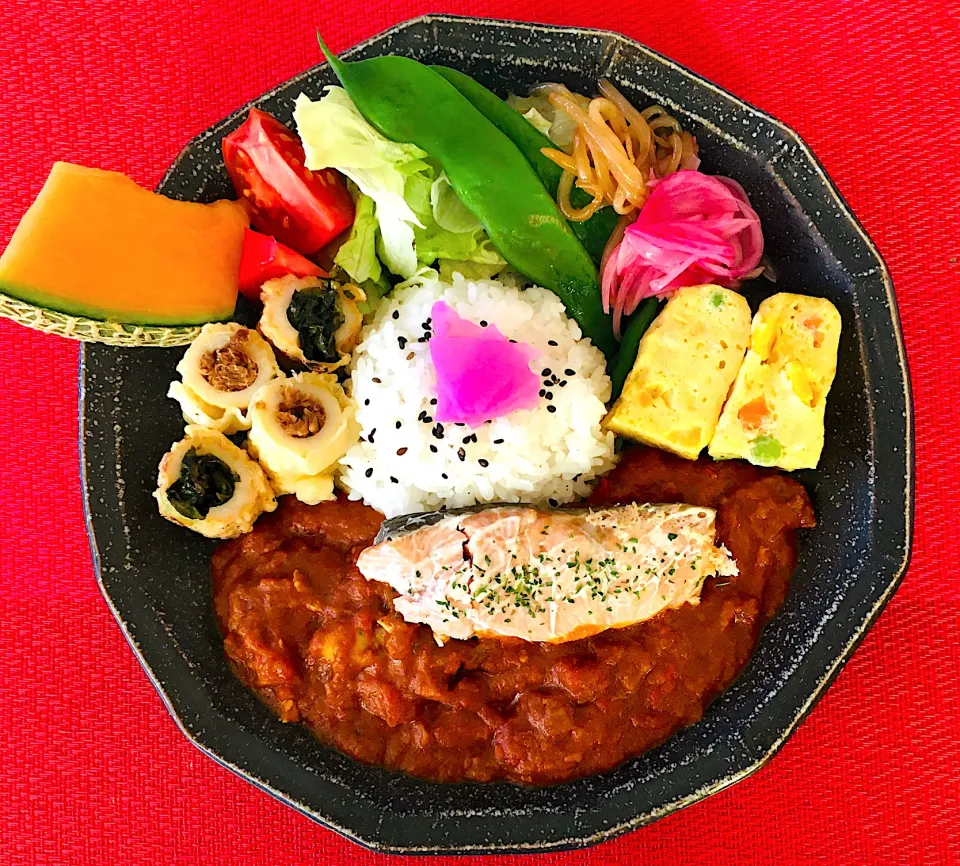 スパイスカレー生活66日目💪❤️トッピングは鮭蒸し、MIXベジタブル入りふわふわ卵焼き、紫玉ねぎ酢漬け、もやしナムル、インゲン塩茹、レタス、トマト、竹輪天ぷら、竹輪の中にしそ巻きと鰹節だしをとった後の鰹節を佃煮を佃煮にしました😋らいでんメロン🍈|HAMI69さん