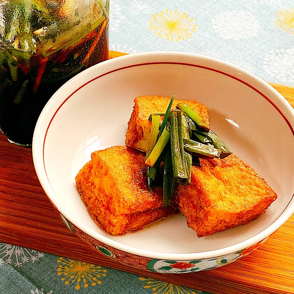 漬けただけの葉ネギ万能だれを焼いた厚揚げにのっけただけ♪|アスママさん