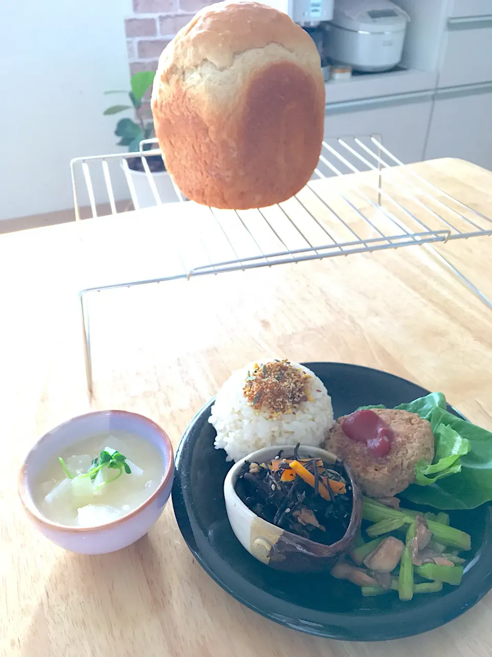 朝食用の朝焼きミルク食パン🍞と、旦那さんお弁当オカズでmyランチプレート(*´o`*)|さくたえさん