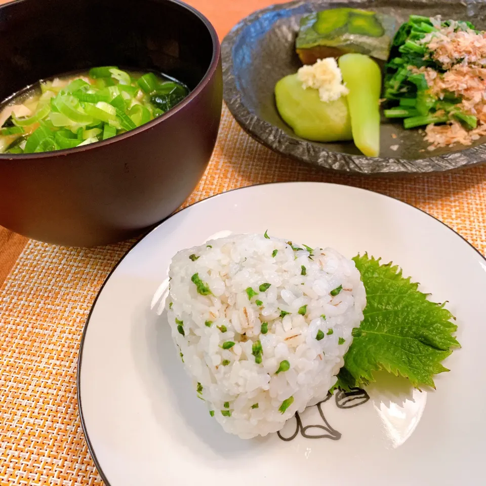 塩漬け紫蘇の実のおにぎり🍙|Tea🌺さん