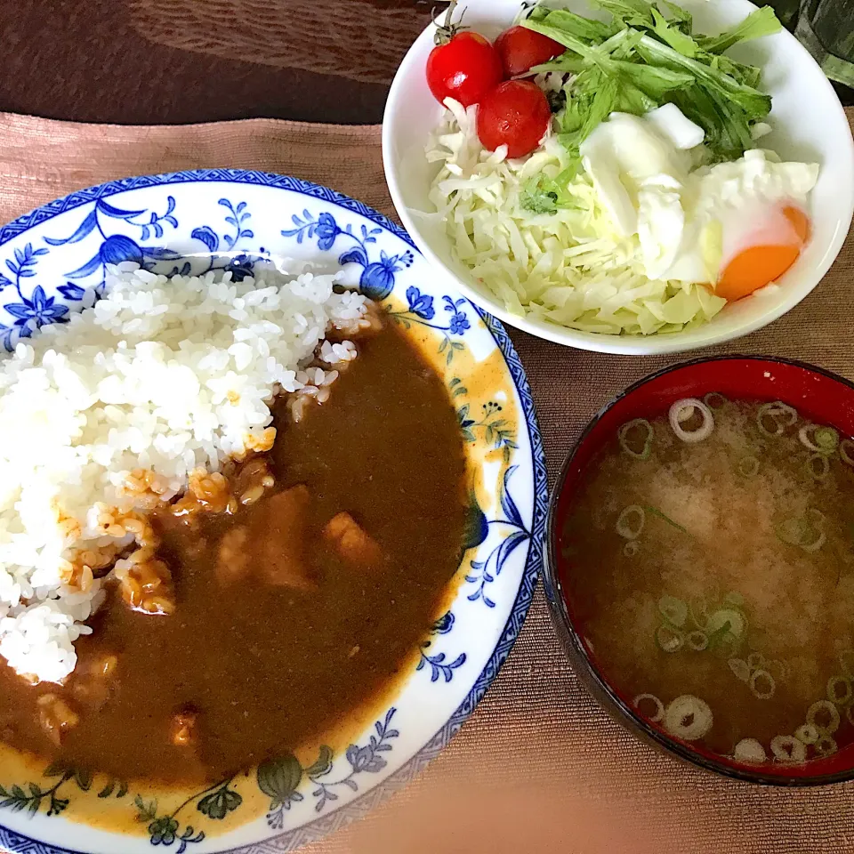 カレー、サラダ、アサリのお味噌汁|純さん