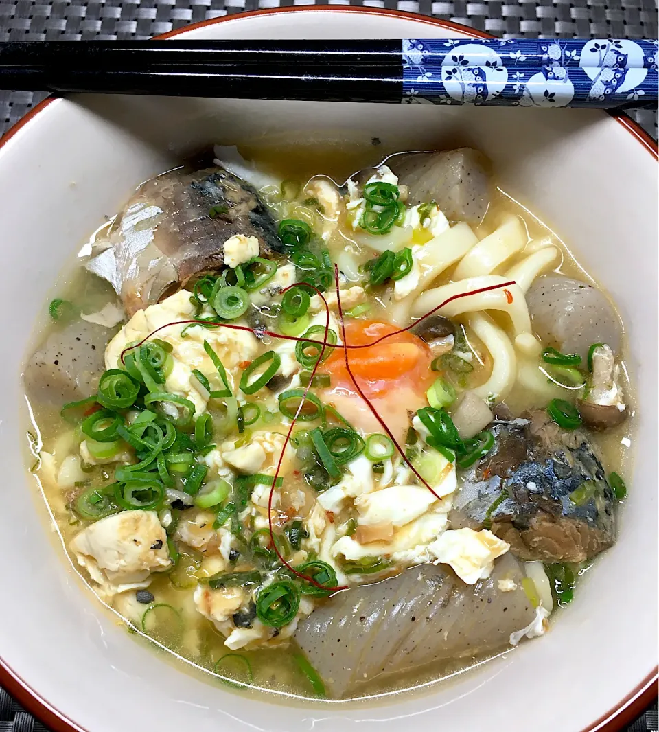 鯖味噌煮込みの辛うどん|すくらんぶるえっぐさん