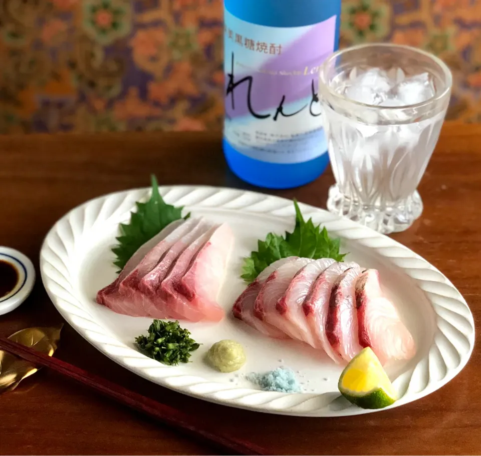 カンパチローズ食べ比べ🌹　　　　　　　シソの実塩漬け、山葵、青い塩、カボスで　　　　　　　　Amberjack sashimi|マユマユさん