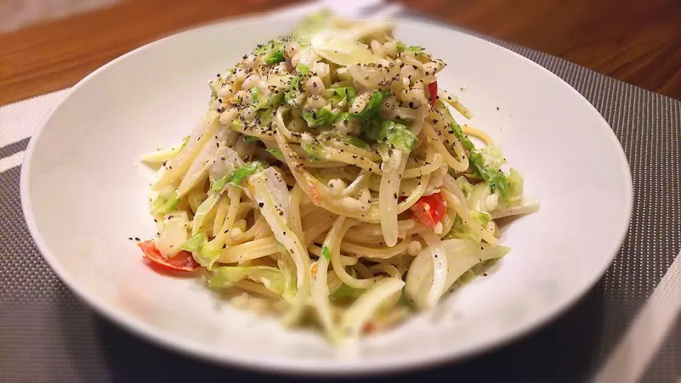 Snapdishの料理写真:ﾚﾀｽと玉ねぎと丸麦の
わさびﾏﾖﾎﾟﾝﾊﾟｽﾀ～🍝
の晩ごはん✨|kaz(*･ω･)さん