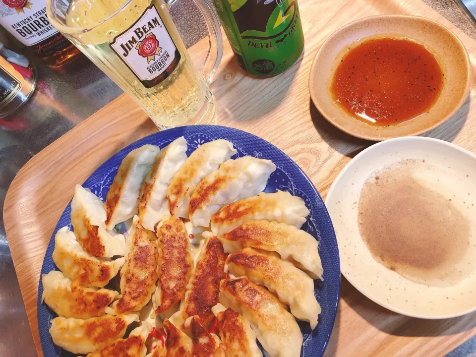 Snapdishの料理写真:昼がラーメンだったので夜は餃子🥟普通のタレと胡椒酢タレでサッパリ🍻|海斗さん