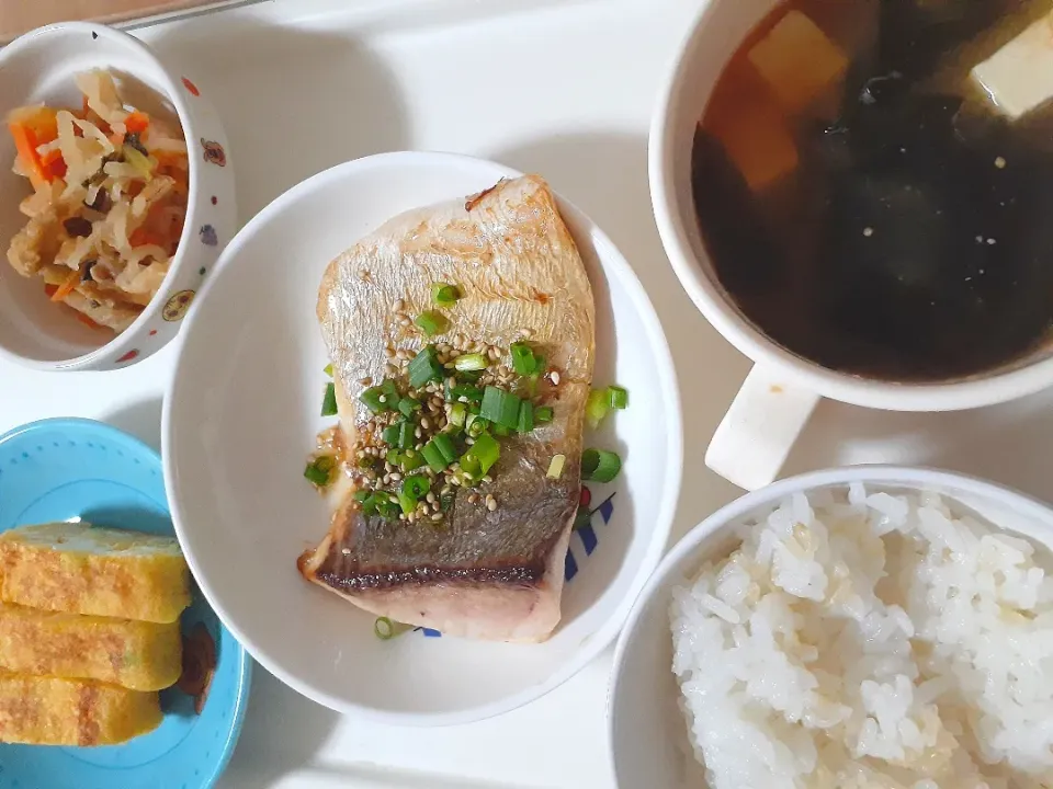 ☆当たりました‼️ありがとうございます❗☆カンパチ照焼、味噌汁、玄米入りごはん、切干大根、シラス葱卵焼き　生魚が苦手な次男は焼きました。お箸で直ぐ切れて脂があり　美味しかった　と言ってペロリと食べました|ｼｮｺﾗさん