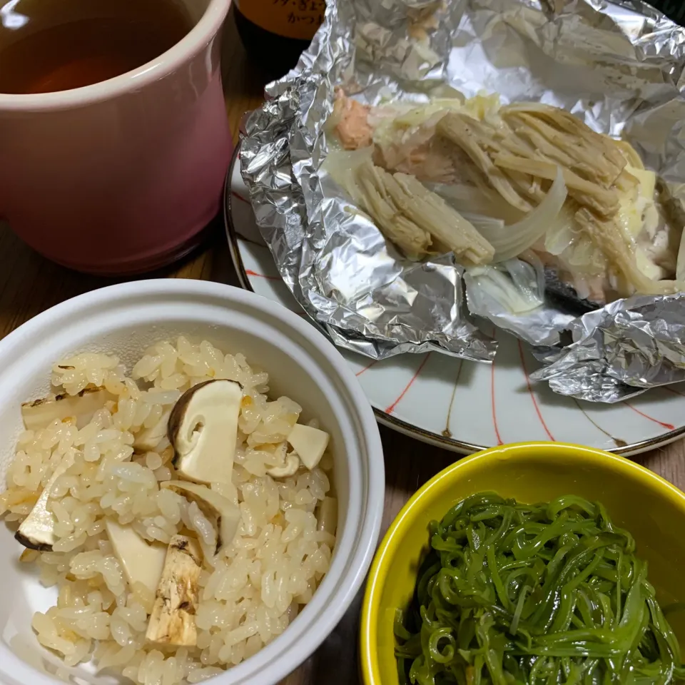 Snapdishの料理写真:10月7日夜は松茸ごはん🍚鮭ホイル焼き|とももさん