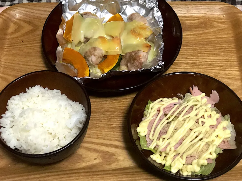 Snapdishの料理写真:☆鶏肉とかぼちゃのチーズホイル焼き ☆レタスとハムのサラダ|まぁたんさん