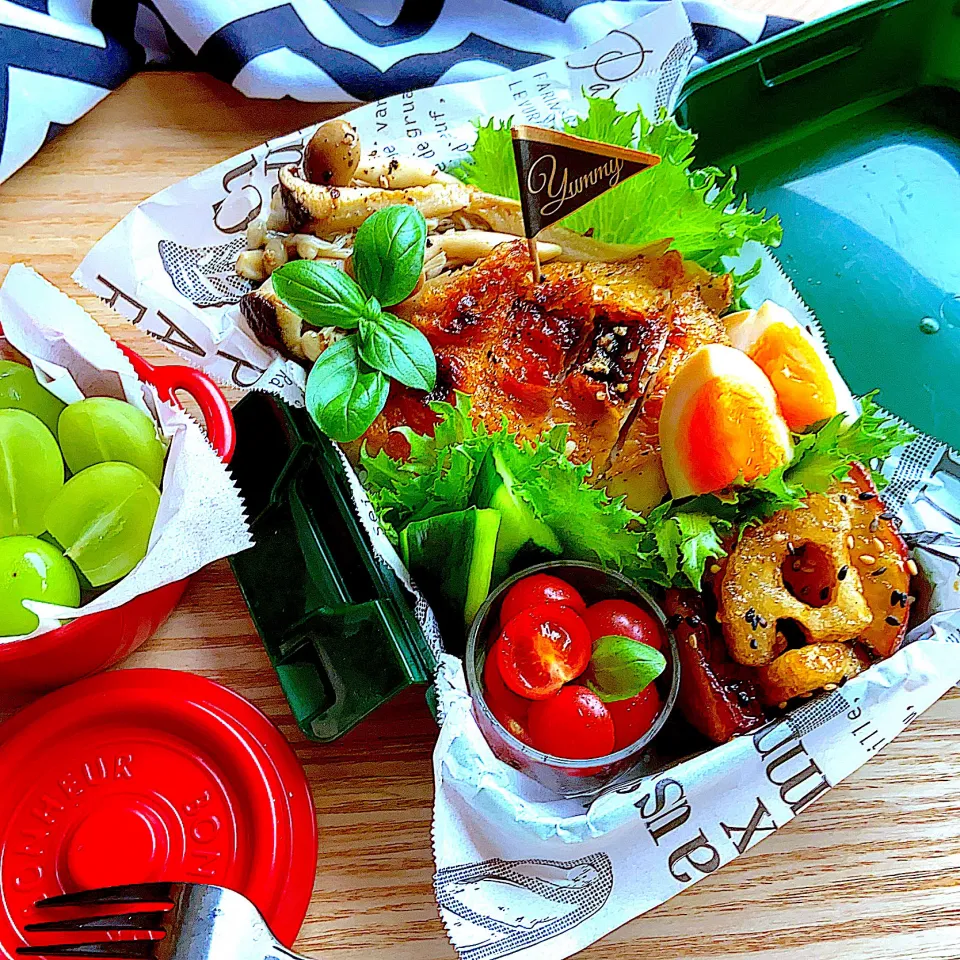 きのこたっぷりバタぽんチキン🍄蓮根とさつま芋🍠の甘酢あん弁当🍱|Naoさん