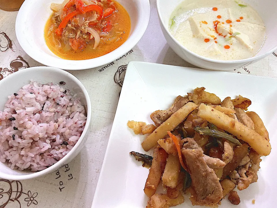 豚肉とインゲンの粒マスタード炒め＆パプリカとツナのトマト煮＆豆乳と豆腐の中華風スープ|kanaさん