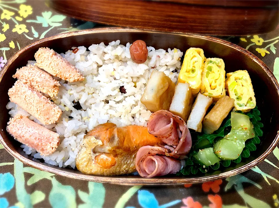 サラ弁　　　　　　　　　　　　　　　　　　焼き鮭　焼き辛子明太子　胡瓜の酢物　天ぷら煮付け　卵焼き|じゅんさんさん