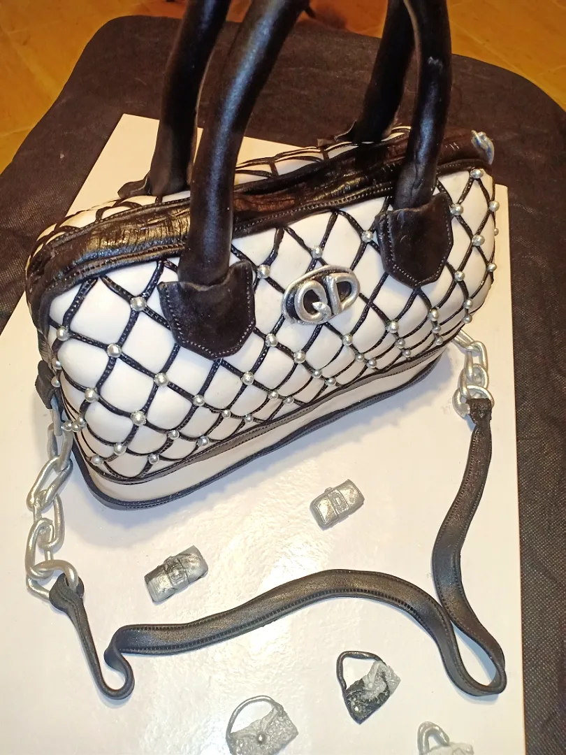 #cake #handbag #pierce 
Handbag cake|inasaghaさん