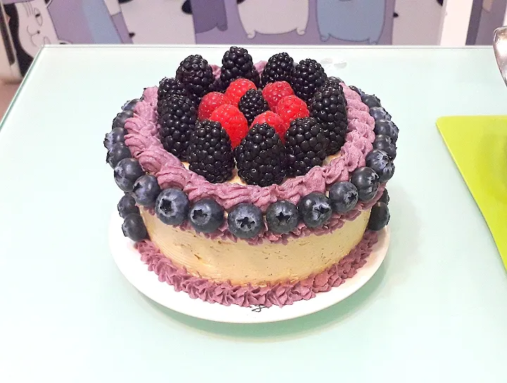 yummy chocolate cake with berries 😋😋|Tari Kitchenさん