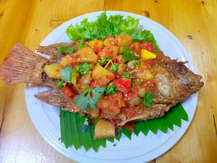 Snapdishの料理写真:Three Flavoured Deep-fried Fish|Tipwaree Nitさん