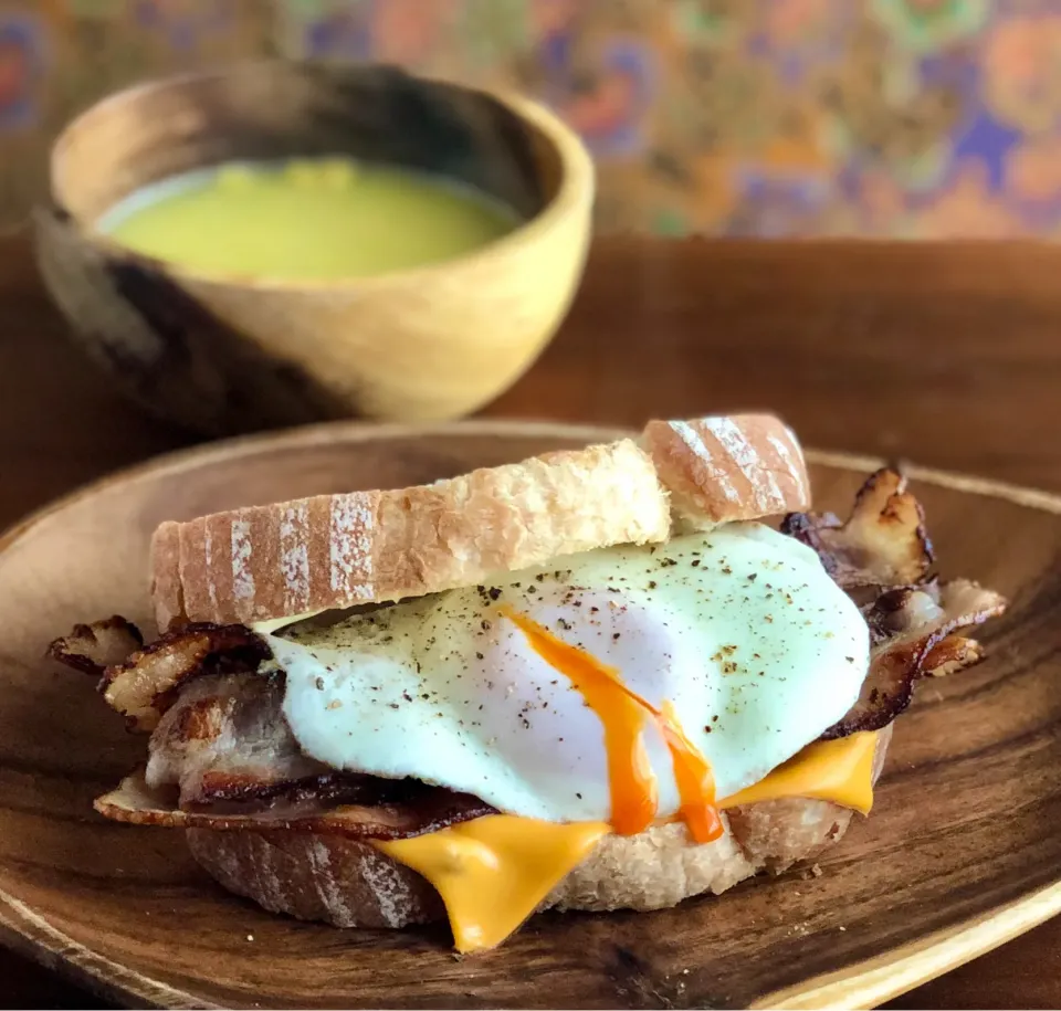 Snapdishの料理写真:カンパーニュでカリカリベーコンサンド　Pain de campagne bacon and eggs sandwich|マユマユさん