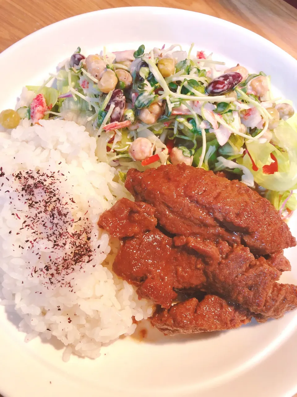 昼はハラミで焼肉ワンプレート。先ほど作った豆サラダもトッピング🥗ご馳走様でした😊|海斗さん