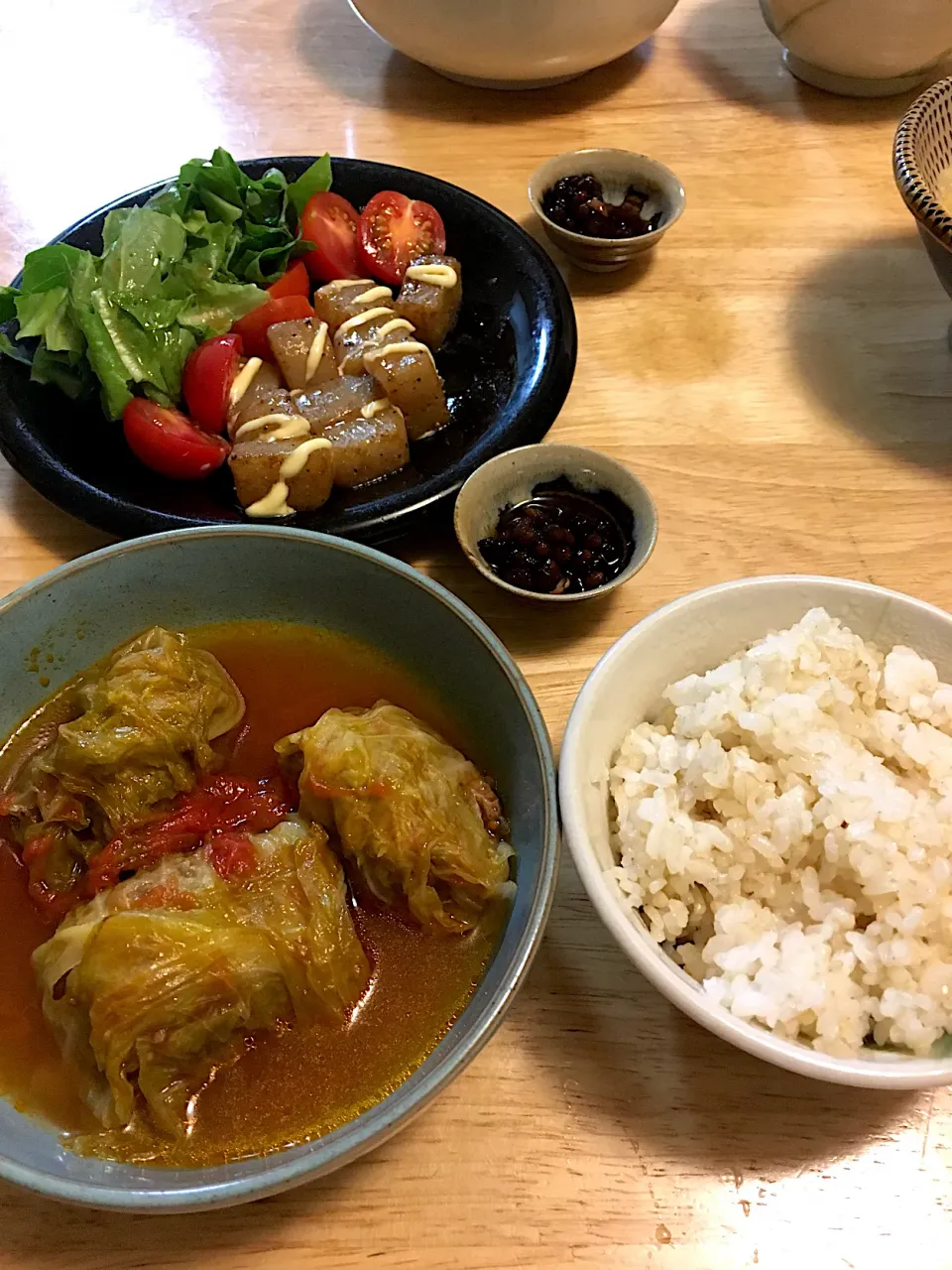 昨日の晩御飯😚⤴️ロールキャベツ♡蒟蒻ステーキ♡野菜サラダ♡黒豆の黒酢漬け|さくたえさん