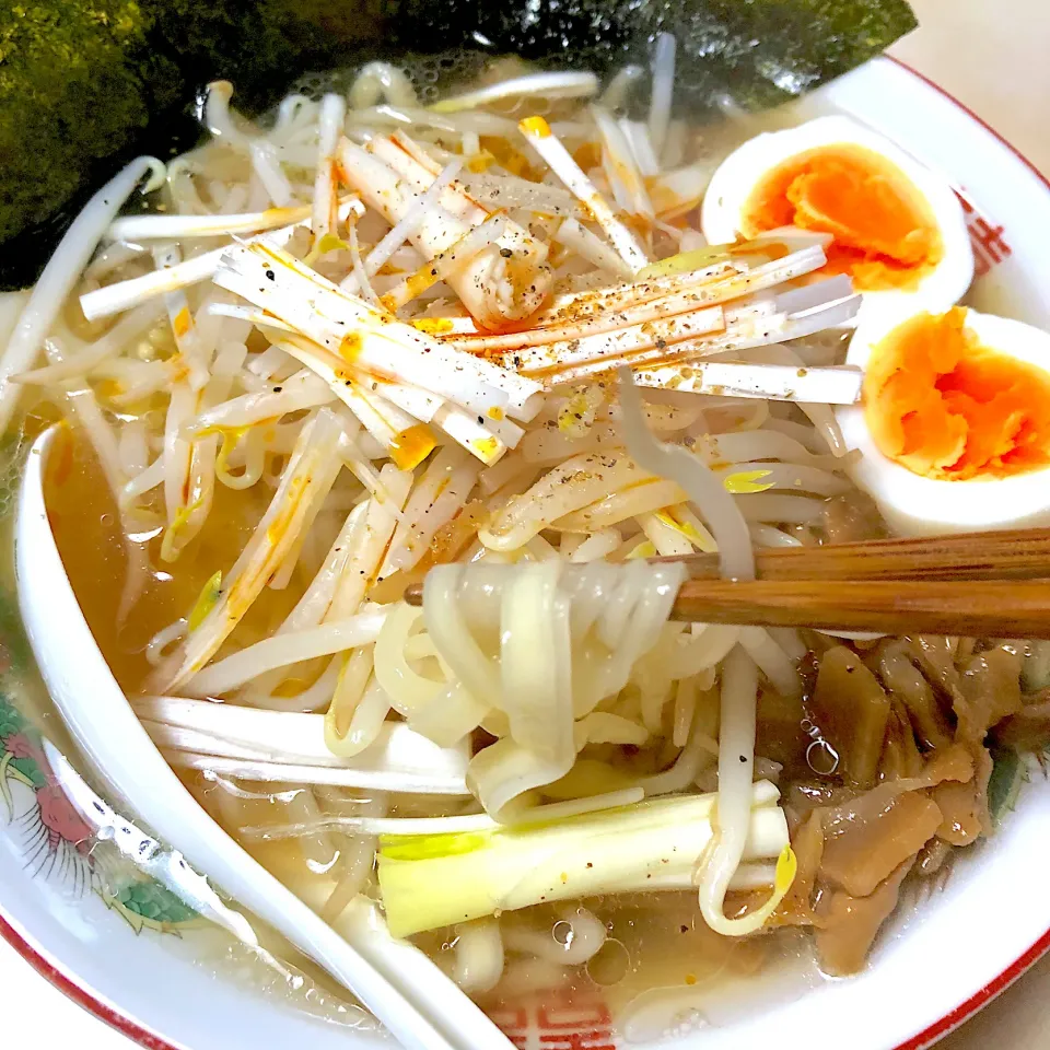 もやしネギラーメンに岩井のごま辣油|こじゅわいさん