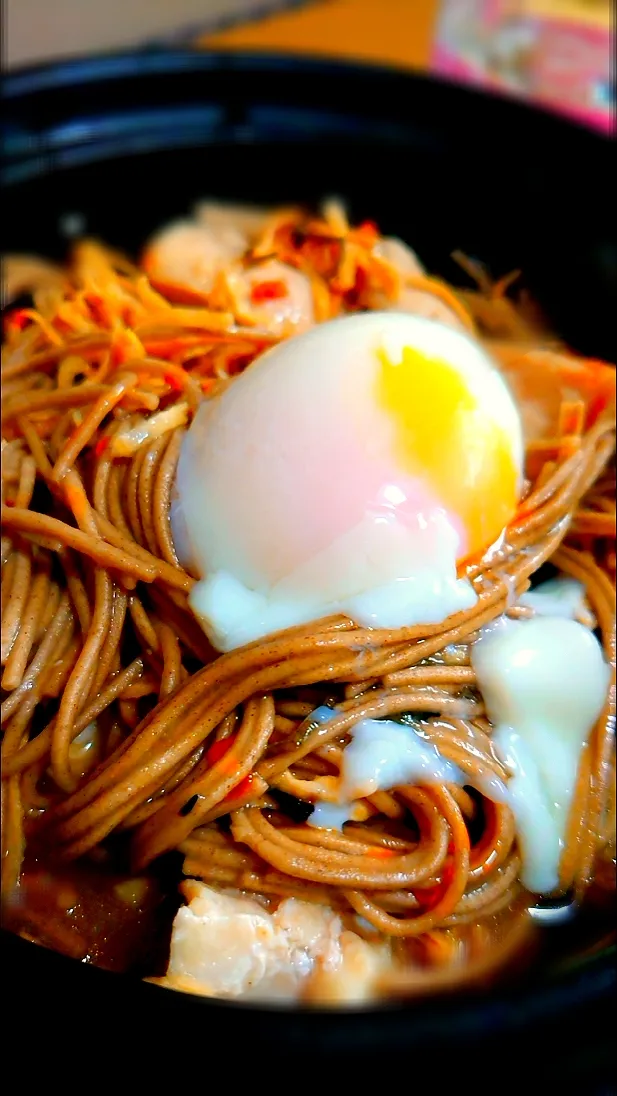 茹でるだけ混ぜ蕎麦温泉卵のせ🤩|メイメイda.さん