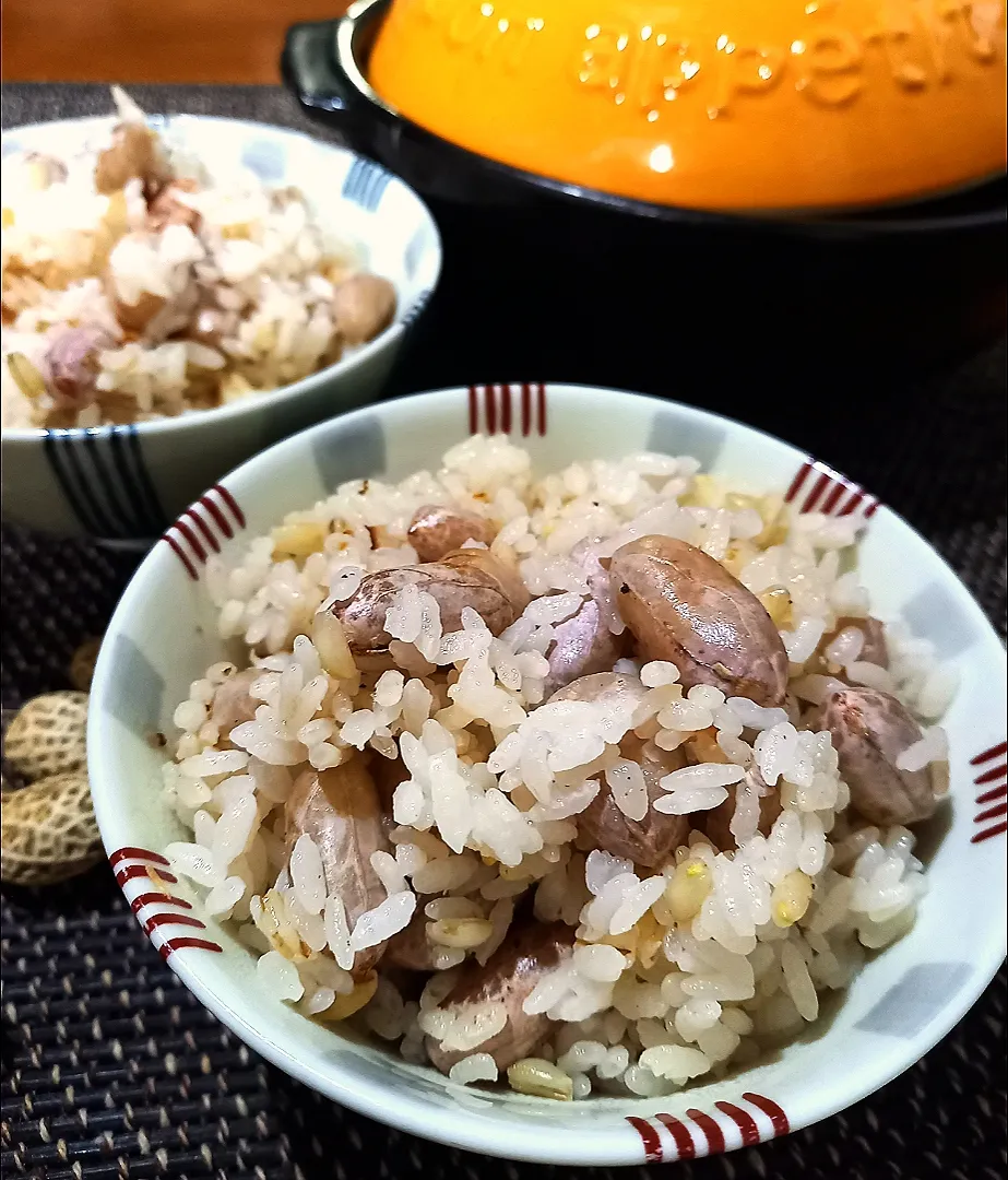 Snapdishの料理写真:アッチさんの料理 シカノシェフの料理  生落花生の炊き込みごはん|ナオミさん