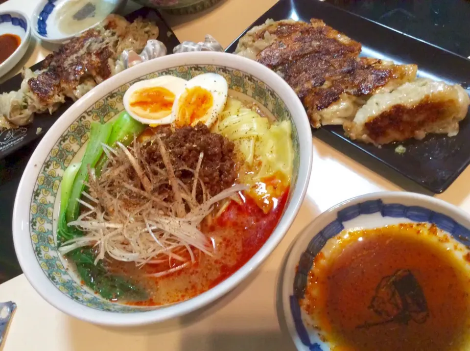 お家で作る  ワンタンタン麺(ワンタン入り担々麺)と餃子で温まる晩御飯|Takeshi  Nagakiさん