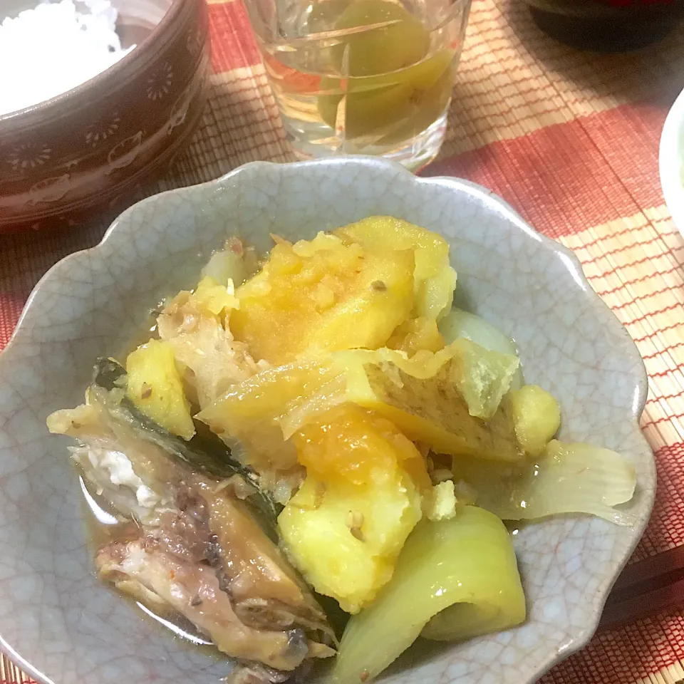 Snapdishの料理写真:2020/10/06 圧力鍋でぶりあら&じゃがいも&玉ねぎの煮物|kykyさん