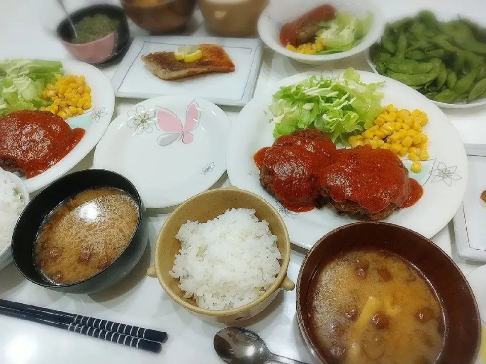 夕食(*^^*)
しいたけハンバーグ&サラダ
かんぱちローズバターソテー
山形だしきゅうり
枝豆
お味噌汁(なめこ、油揚げ
)|プリン☆さん