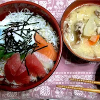 Snapdishの料理写真:しらす海鮮丼、豚汁|moca777さん