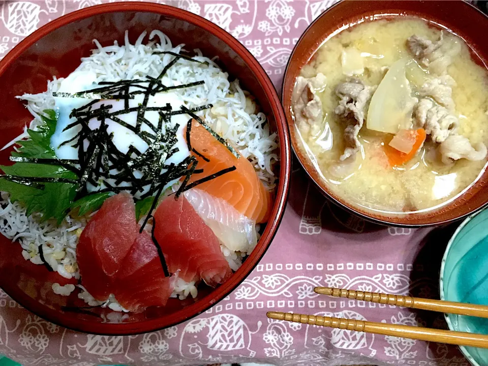 Snapdishの料理写真:しらす海鮮丼、豚汁|moca777さん