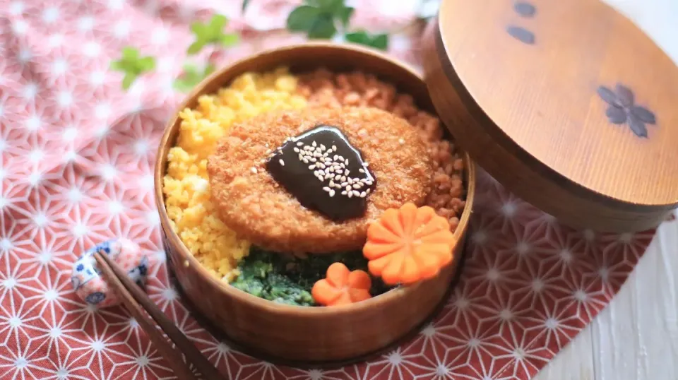 三色丼にコロッケどーーん弁当|ゆいか＊さくママさん