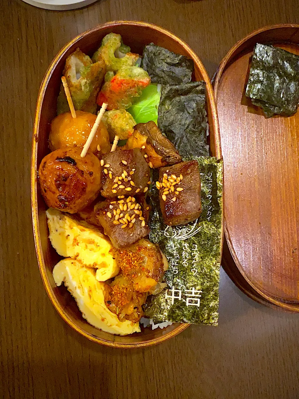 お弁当🍱　海苔弁　錦松梅　焼き海苔　カニかまと竹輪の磯辺揚げ　つくね団子　とろみ醤油だれ　ビーフステーキ　ガーリックペッパーソース　白胡麻　エリンギロースト　帆立ロースト　七味唐辛子　干し海老の出し巻き卵|ch＊K*∀o(^^*)♪さん