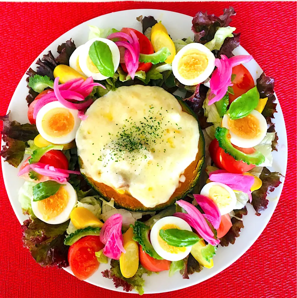 Snapdishの料理写真:スパイスカレー生活68日目💪❤️た〜っぷり夏野菜サラダ🥗カレー🍛坊っちゃん南瓜の中にちょこっとライス、カブと鶏肉のシチュー、とろけるチーズ🧀😋旨い‼️カレーは隠れています笑笑😋❤️♫|HAMI69さん