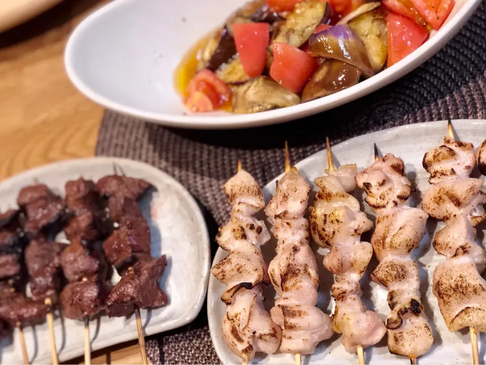 焼き鳥、牛串、トマトとナスのマリネ|じょんさん