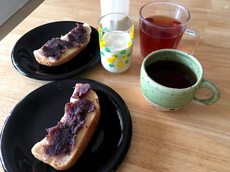 朝ごはん✧ •̀.̫•́✧朝焼き胡麻食パン🍞で載せるだけあんパン、豆乳とヨーグルトと甘酒と亜麻仁油と蜜柑二個入り混ぜるだけグリーンスムージー、紅花入れるだけ活血薬膳紅茶|さくたえさん