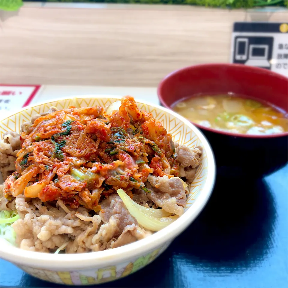 Snapdishの料理写真:キムチ牛丼ライト 大盛 & とん汁|Shiny1022さん